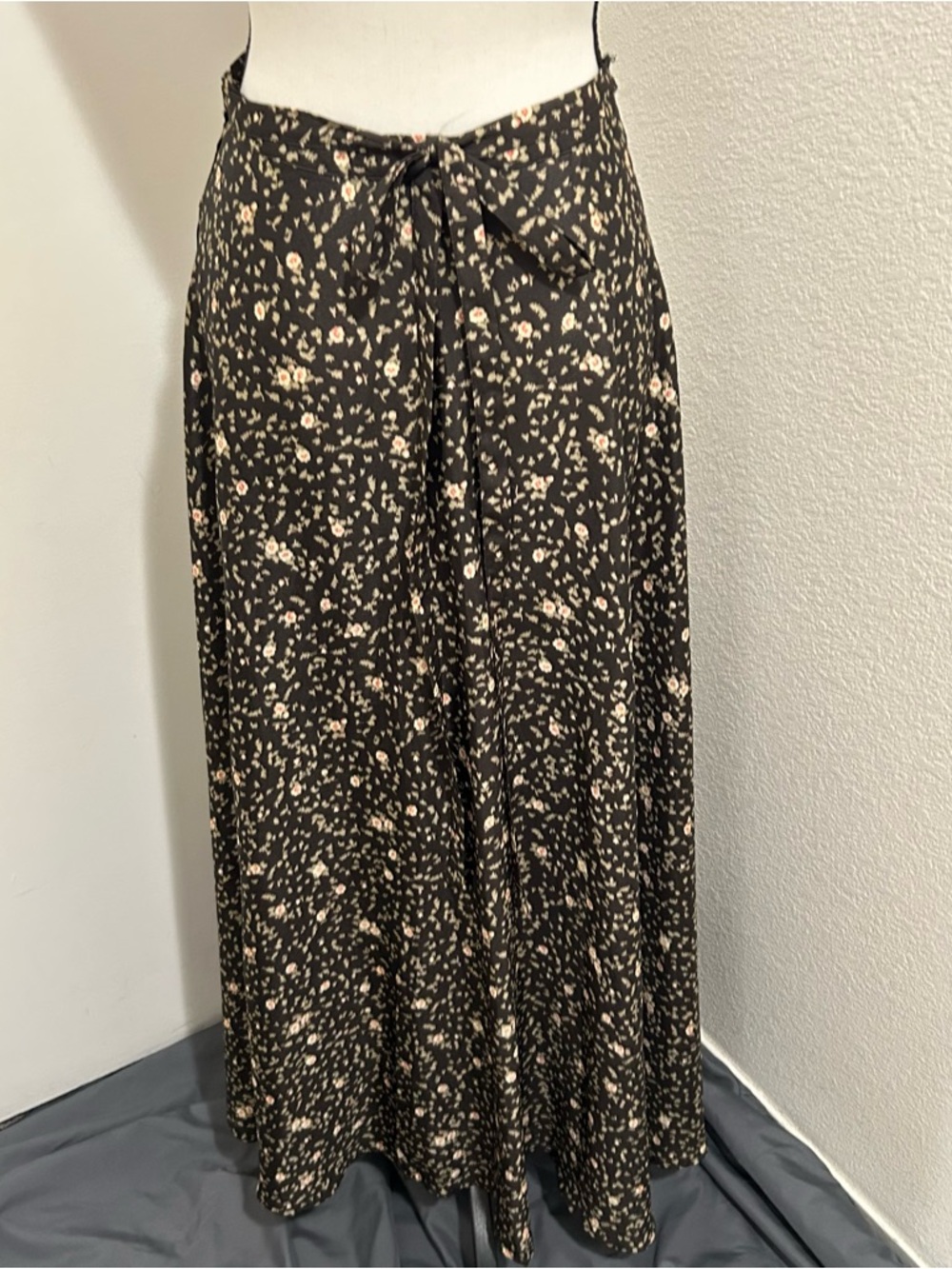 Forever 21 Floral Maxi Wrap Skirt Small Black Boho-Chic Ditsy Print coquette - Picture 4 of 8